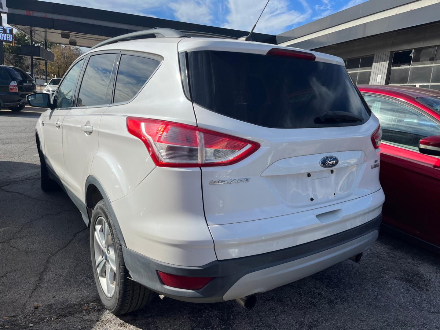 2013 WHITE FORD ESCAPE SE FWD (1FMCU0GX3DU) with an 1.6L L4 DOHC 16V engine, 6-Speed Automatic transmission, located at 8101 E. Skelly Dr., Tulsa, OK, 74129, (918) 592-3593, 36.121891, -95.888802 - Photo#1